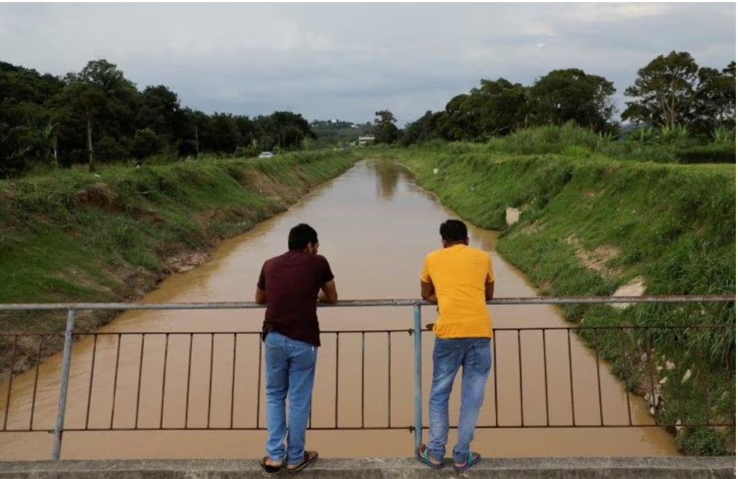 South Asian migrant workers stand on a bridge in Sepang, Malaysia May 2, 2023. REUTERS/Hasnoor Hussain. 